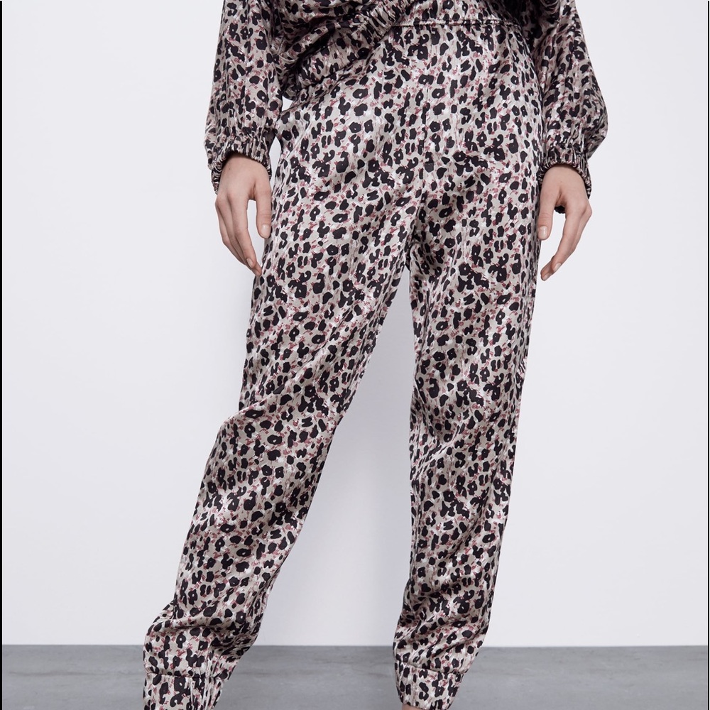 Zara SATIN EFFECT JOGGING PANTS High-Waist Leopard